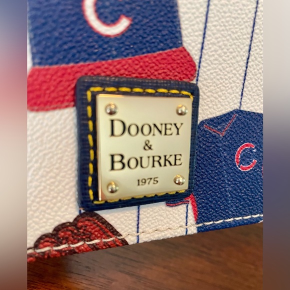 Chicago Cubs Dooney & Bourke MLB Crossbody Wallet White & Blue NWT - Picture 5 of 12